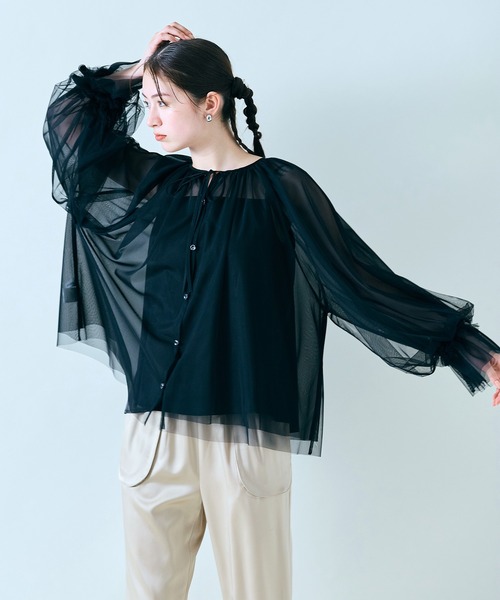 Audie a Muses(オーディアミューズ)の「チュールレイヤードブラウス/ 2WAY(シャツ/ブラウス・レディース・グレー/ブラック/オフホワイト・38/42)」の17枚目の写真