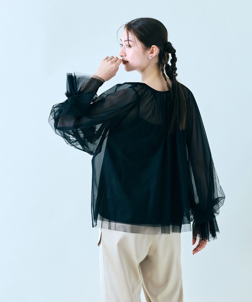 Audie a Muses(オーディアミューズ)の「チュールレイヤードブラウス/ 2WAY(シャツ/ブラウス・レディース・グレー/ブラック/オフホワイト・38/42)」の16枚目の写真