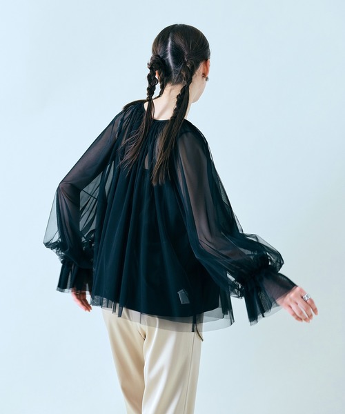 Audie a Muses(オーディアミューズ)の「チュールレイヤードブラウス/ 2WAY(シャツ/ブラウス・レディース・グレー/ブラック/オフホワイト・38/42)」の18枚目の写真