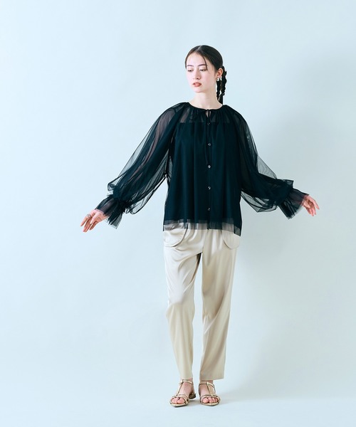 Audie a Muses(オーディアミューズ)の「チュールレイヤードブラウス/ 2WAY(シャツ/ブラウス・レディース・グレー/ブラック/オフホワイト・38/42)」の19枚目の写真