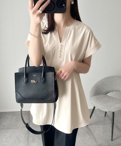 【接触冷感・遮熱・UVカット機能】上品さを纏う。胸元パールボタン使いペプラム半袖カットソーブラウス