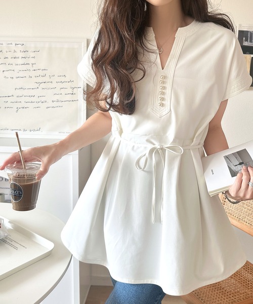 【接触冷感・遮熱・UVカット機能】上品さを纏う。胸元パールボタン使いペプラム半袖カットソーブラウス