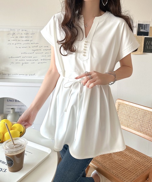 【接触冷感・遮熱・UVカット機能】上品さを纏う。胸元パールボタン使いペプラム半袖カットソーブラウス