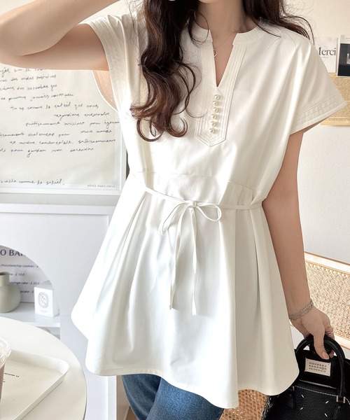 【接触冷感・遮熱・UVカット機能】上品さを纏う。胸元パールボタン使いペプラム半袖カットソーブラウス