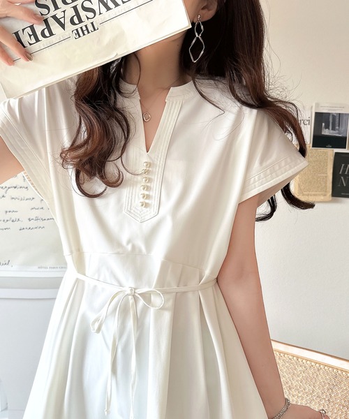 【接触冷感・遮熱・UVカット機能】上品さを纏う。胸元パールボタン使いペプラム半袖カットソーブラウス