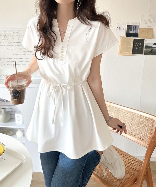 【接触冷感・遮熱・UVカット機能】上品さを纏う。胸元パールボタン使いペプラム半袖カットソーブラウス