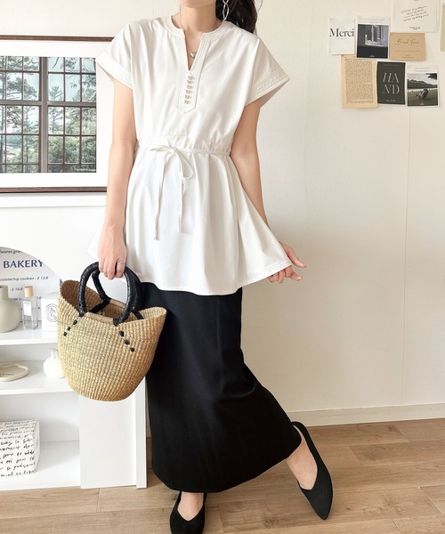 【接触冷感・遮熱・UVカット機能】上品さを纏う。胸元パールボタン使いペプラム半袖カットソーブラウス