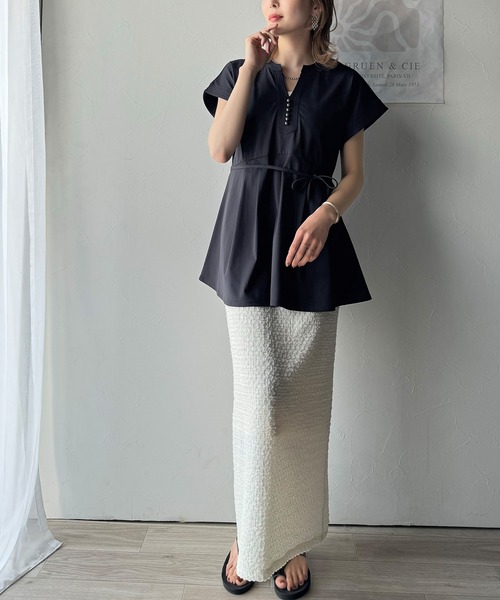 【接触冷感・遮熱・UVカット機能】上品さを纏う。胸元パールボタン使いペプラム半袖カットソーブラウス