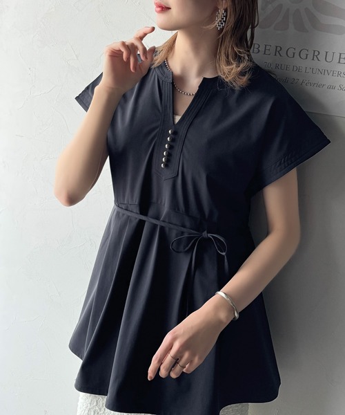 【接触冷感・遮熱・UVカット機能】上品さを纏う。胸元パールボタン使いペプラム半袖カットソーブラウス