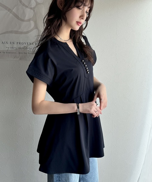 【接触冷感・遮熱・UVカット機能】上品さを纏う。胸元パールボタン使いペプラム半袖カットソーブラウス