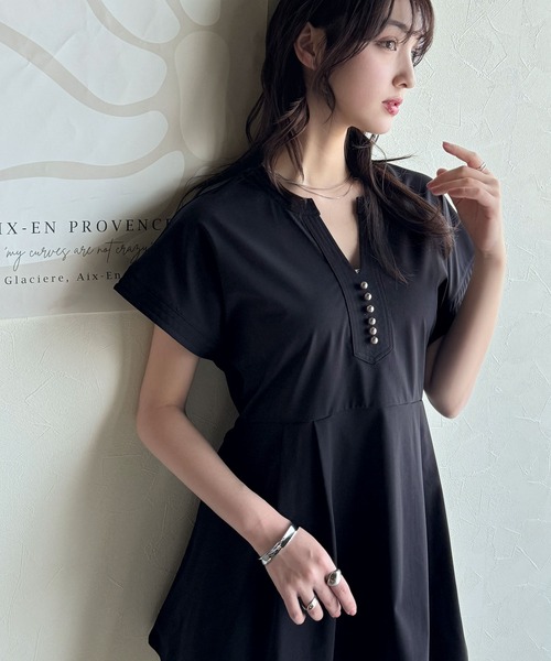 【接触冷感・遮熱・UVカット機能】上品さを纏う。胸元パールボタン使いペプラム半袖カットソーブラウス