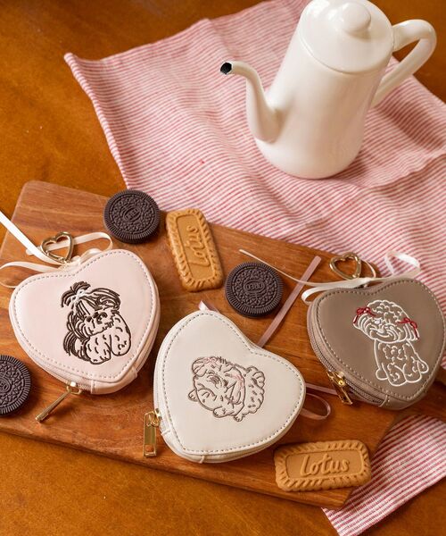 MAJESTIC LEGON（マジェスティックレゴン）の「SZKコラボ ハートチャームポーチ（ポーチ・レディース・ピンク/モカ/アイボリー・FREE）」の2枚目の写真