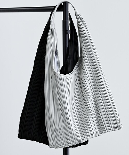 GALLEST（ギャレスト）の「ワンハンドルプリーツバッグ（トートバッグ・レディース・ホワイト/ブラック/シルバー・00）」の3枚目の写真