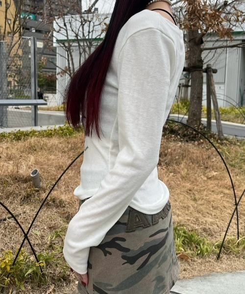 XU(エックスユー)の「【Never mind the XU】v neck vintage print long sleeve tee / 【ネバーマインド ザ エックスユー】Vネックヴィンテージプリント長袖Tシャツ(Tシャツ/カットソー・レディース・ホワイト/ブラック/グレー・ONE SIZE)」の4枚目の写真
