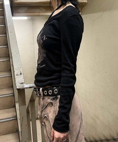 XU(エックスユー)の「【Never mind the XU】v neck vintage print long sleeve tee / 【ネバーマインド ザ エックスユー】Vネックヴィンテージプリント長袖Tシャツ(Tシャツ/カットソー・レディース・ホワイト/ブラック/グレー・ONE SIZE)」の9枚目の写真