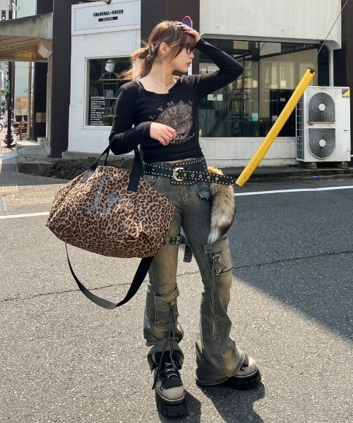 XU(エックスユー)の「【Never mind the XU】v neck vintage print long sleeve tee / 【ネバーマインド ザ エックスユー】Vネックヴィンテージプリント長袖Tシャツ(Tシャツ/カットソー・レディース・ホワイト/ブラック/グレー・ONE SIZE)」の11枚目の写真