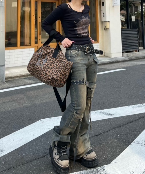 XU(エックスユー)の「【Never mind the XU】v neck vintage print long sleeve tee / 【ネバーマインド ザ エックスユー】Vネックヴィンテージプリント長袖Tシャツ(Tシャツ/カットソー・レディース・ホワイト/ブラック/グレー・ONE SIZE)」の12枚目の写真