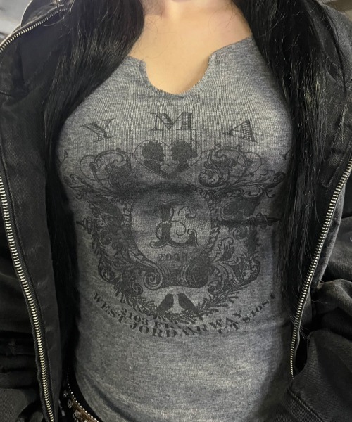 XU(エックスユー)の「【Never mind the XU】v neck vintage print long sleeve tee / 【ネバーマインド ザ エックスユー】Vネックヴィンテージプリント長袖Tシャツ(Tシャツ/カットソー・レディース・ホワイト/ブラック/グレー・ONE SIZE)」の15枚目の写真