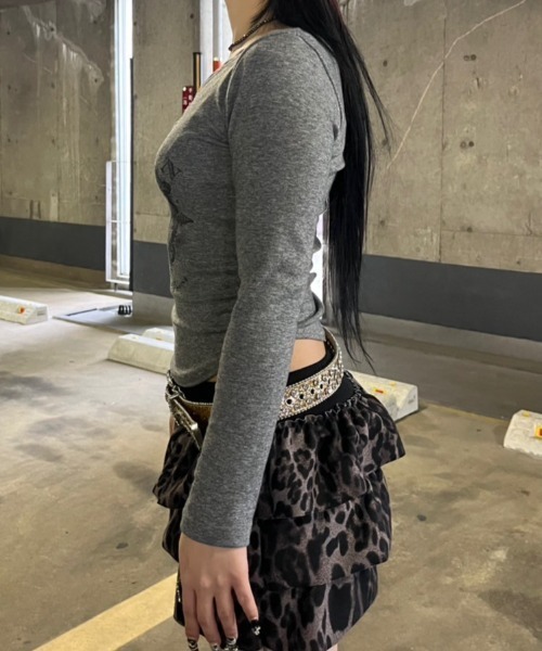 XU(エックスユー)の「【Never mind the XU】v neck vintage print long sleeve tee / 【ネバーマインド ザ エックスユー】Vネックヴィンテージプリント長袖Tシャツ(Tシャツ/カットソー・レディース・ホワイト/ブラック/グレー・ONE SIZE)」の21枚目の写真