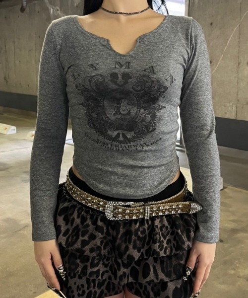 XU(エックスユー)の「【Never mind the XU】v neck vintage print long sleeve tee / 【ネバーマインド ザ エックスユー】Vネックヴィンテージプリント長袖Tシャツ(Tシャツ/カットソー・レディース・ホワイト/ブラック/グレー・ONE SIZE)」の20枚目の写真