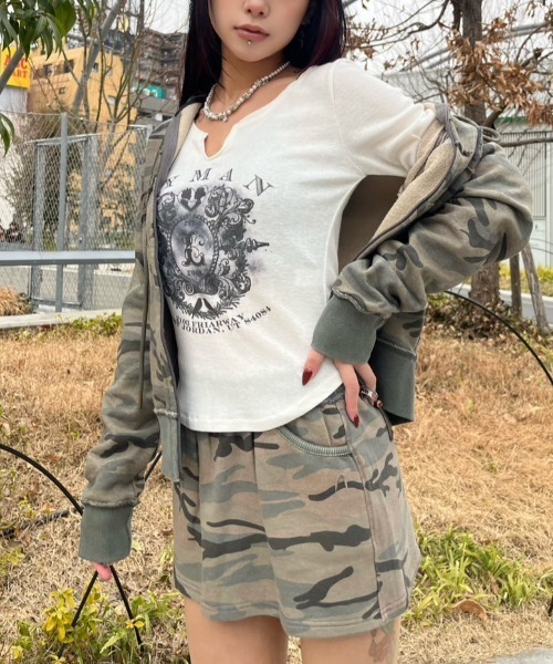 XU(エックスユー)の「【Never mind the XU】v neck vintage print long sleeve tee / 【ネバーマインド ザ エックスユー】Vネックヴィンテージプリント長袖Tシャツ(Tシャツ/カットソー・レディース・ホワイト/ブラック/グレー・ONE SIZE)」の22枚目の写真