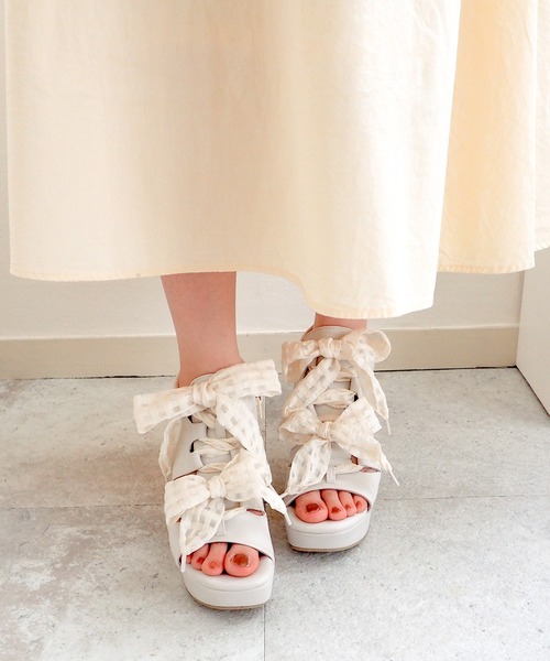 byあしながおじさん（バイアシナガオジサン）の「厚底ダブルリボンサンダル　8490103（サンダル・レディース・ラベンダー/ブラック/アイボリー・S/M/L/LL）」の2枚目の写真