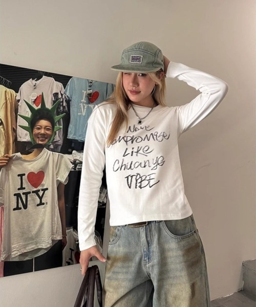 LETee(レティー)の「手書き風ロゴがこなれ感を演出!一枚でおしゃれに決まるコンパクトロングスリーブTシャツ(Tシャツ/カットソー・レディース・ホワイト/ブラック/グレー・FREE)」の2枚目の写真