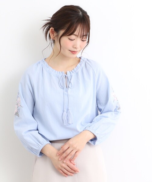 LAURA ASHLEY(ローラアシュレイ)の「【コットン100%/刺繍入り】ウェストウェル バンチ柄刺繍ブラウス(シャツ/ブラウス・レディース・オフホワイト/ライトブルー/ネイビー・38)」の1枚目の写真