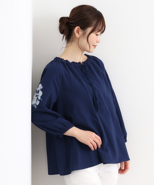 LAURA ASHLEY(ローラアシュレイ)の「【コットン100%/刺繍入り】ウェストウェル バンチ柄刺繍ブラウス(シャツ/ブラウス・レディース・オフホワイト/ライトブルー/ネイビー・38)」の8枚目の写真