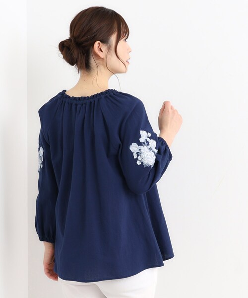 LAURA ASHLEY(ローラアシュレイ)の「【コットン100%/刺繍入り】ウェストウェル バンチ柄刺繍ブラウス(シャツ/ブラウス・レディース・オフホワイト/ライトブルー/ネイビー・38)」の9枚目の写真