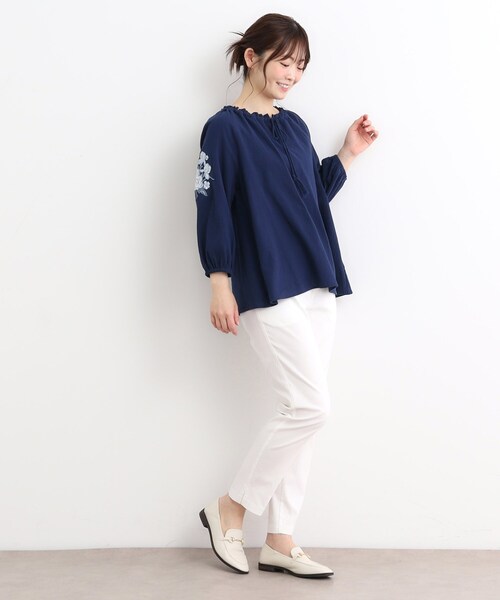 LAURA ASHLEY(ローラアシュレイ)の「【コットン100%/刺繍入り】ウェストウェル バンチ柄刺繍ブラウス(シャツ/ブラウス・レディース・オフホワイト/ライトブルー/ネイビー・38)」の10枚目の写真