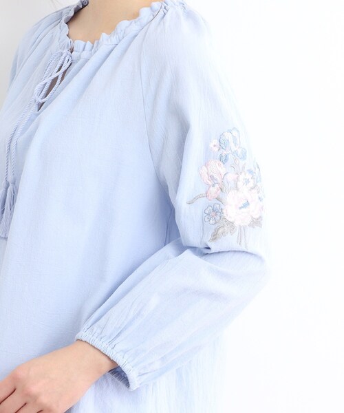 LAURA ASHLEY(ローラアシュレイ)の「【コットン100%/刺繍入り】ウェストウェル バンチ柄刺繍ブラウス(シャツ/ブラウス・レディース・オフホワイト/ライトブルー/ネイビー・38)」の6枚目の写真