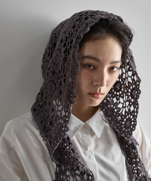 THE YOn（ザヨン）の「フラワークロシェストラップフーディーバラクラバ（ニットキャップ/ビーニー・レディース・ブラック/アイボリー/チャコールグレー・FREE）」の3枚目の写真