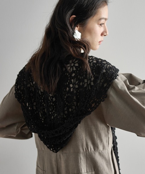 THE YOn（ザヨン）の「フラワークロシェストラップフーディーバラクラバ（ニットキャップ/ビーニー・レディース・ブラック/アイボリー/チャコールグレー・FREE）」の2枚目の写真