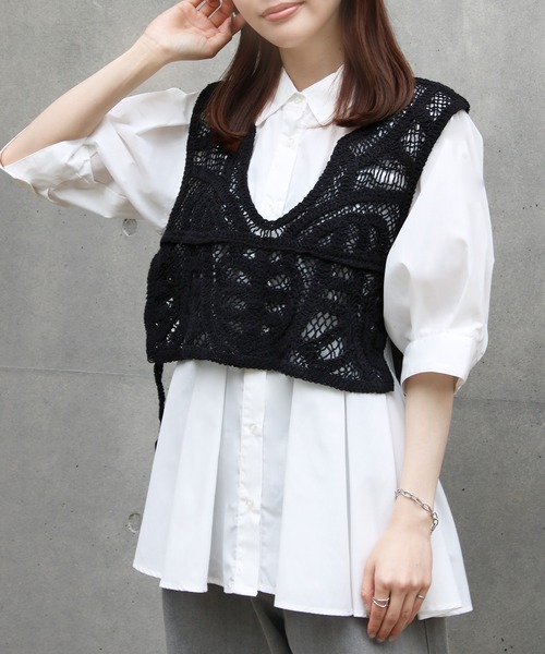 Social GIRL(ソーシャルガール)の「クロシェ編みショートベスト(ベスト・レディース・ブラック/アイボリー・M)」の1枚目の写真