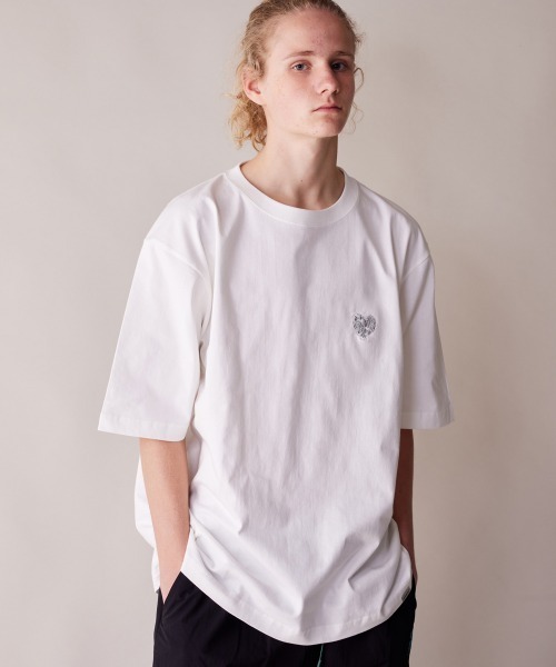 rehacer(レアセル)の「rehacer : Flower Drop Relax Fit T-shirt / フラワー ドロップ リラックスフィット Tシャツ(Tシャツ/カットソー・メンズ・ホワイト/ブラック・SMALL/MEDIUM/LARGE/X-LARGE)」の3枚目の写真