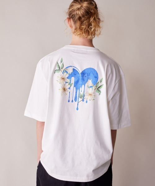 rehacer(レアセル)の「rehacer : Flower Drop Relax Fit T-shirt / フラワー ドロップ リラックスフィット Tシャツ(Tシャツ/カットソー・メンズ・ホワイト/ブラック・SMALL/MEDIUM/LARGE/X-LARGE)」の4枚目の写真