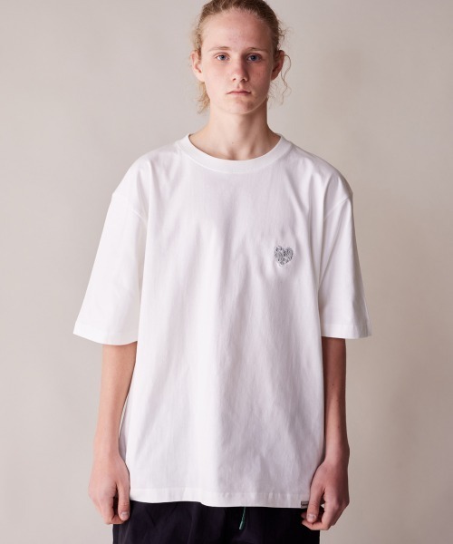 rehacer(レアセル)の「rehacer : Flower Drop Relax Fit T-shirt / フラワー ドロップ リラックスフィット Tシャツ(Tシャツ/カットソー・メンズ・ホワイト/ブラック・SMALL/MEDIUM/LARGE/X-LARGE)」の5枚目の写真