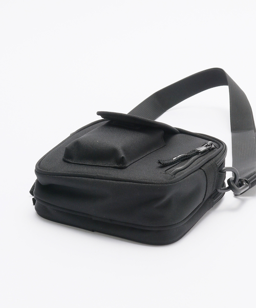 Carhartt WIP(カーハートダブリューアイピー)の「CARHARTT WIP / カーハート ダブリューアイピー ESSENTIALS BAG SMALL I031470(ショルダーバッグ・メンズ・ブラック・FREE)」の5枚目の写真