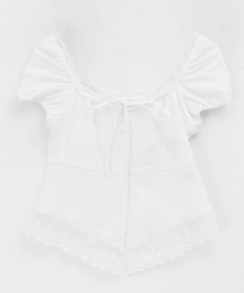 A'GEM/9 × .kom 「.KOM/ドットケーオーエム」レース切替パフスリーブブラウス レディース A'GEM/9 × .kom 『.KOM/ドットケーオーエム』レース切替