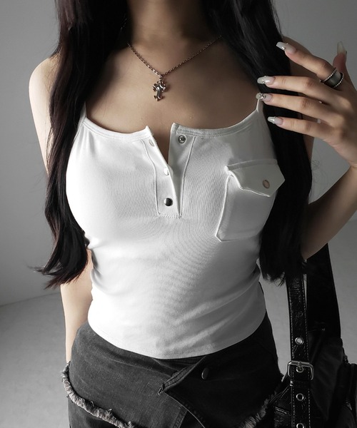 me+em select（ミームセレクト）の「【 ３color ／ カップ付き 】アウトポケットヘンリーネックスリムキャミソール ／out pocket henlyneck slim camisole（キャミソール・レディース・ホワイト/チャコール/ブラック・FREE）」の2枚目の写真