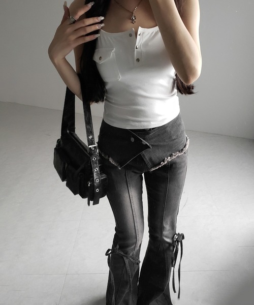 me+em select（ミームセレクト）の「【 ３color ／ カップ付き 】アウトポケットヘンリーネックスリムキャミソール ／out pocket henlyneck slim camisole（キャミソール・レディース・ホワイト/チャコール/ブラック・FREE）」の4枚目の写真