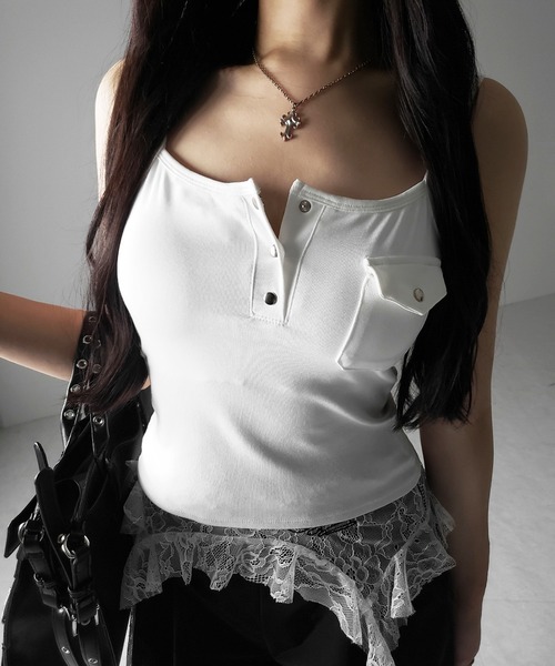 me+em select（ミームセレクト）の「【 ３color ／ カップ付き 】アウトポケットヘンリーネックスリムキャミソール ／out pocket henlyneck slim camisole（キャミソール・レディース・ホワイト/チャコール/ブラック・FREE）」の7枚目の写真