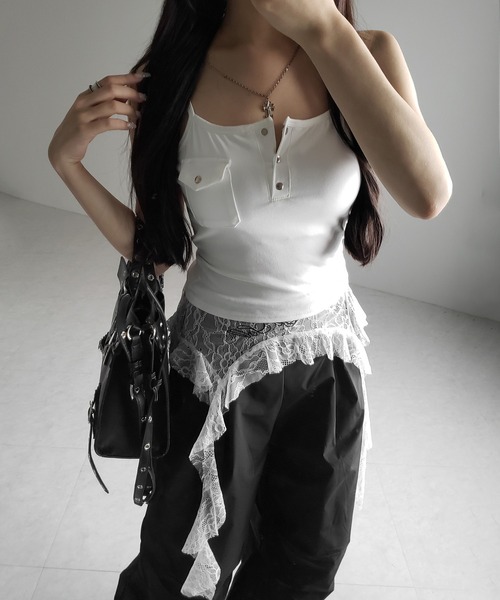 me+em select（ミームセレクト）の「【 ３color ／ カップ付き 】アウトポケットヘンリーネックスリムキャミソール ／out pocket henlyneck slim camisole（キャミソール・レディース・ホワイト/チャコール/ブラック・FREE）」の8枚目の写真