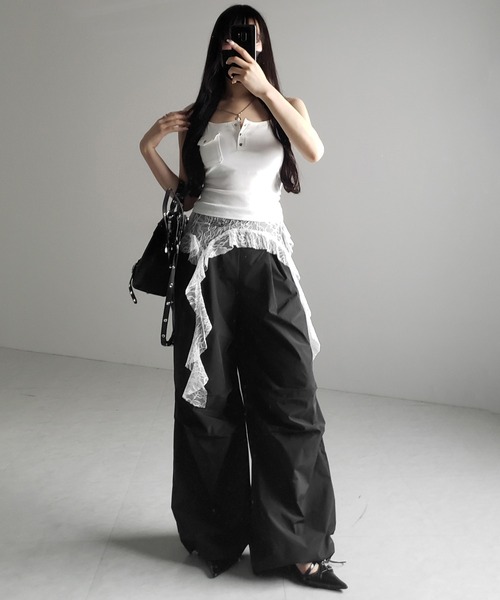 me+em select（ミームセレクト）の「【 ３color ／ カップ付き 】アウトポケットヘンリーネックスリムキャミソール ／out pocket henlyneck slim camisole（キャミソール・レディース・ホワイト/チャコール/ブラック・FREE）」の9枚目の写真