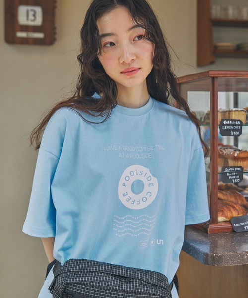 Unblend(アンブレンド)の「【 POOLSIDE COFFEE × Unblend 】オリジナルグラフィック アソート ハーフスリーブ Tシャツ(Tシャツ/カットソー・レディース・ライトブルー/ネイビー/オートミール/ホワイト・FREE)」の3枚目の写真