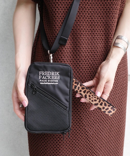 FREDRIK PACKERS(フレドリックパッカーズ)の「【FREDRIK PACKERS】LEOPARD HANDLE HANG SHOULDER BAG レオパード ハンドル ハング コンパクト ショルダーバッグ(ショルダーバッグ・レディース・ブラック・FREE)」の1枚目の写真