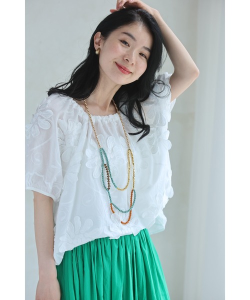 cawaii(カワイイ)の「前後着用2way仕様。花びら浮かぶ刺繍ブラウストップス(シャツ/ブラウス・レディース・ホワイト・FREE)」の1枚目の写真