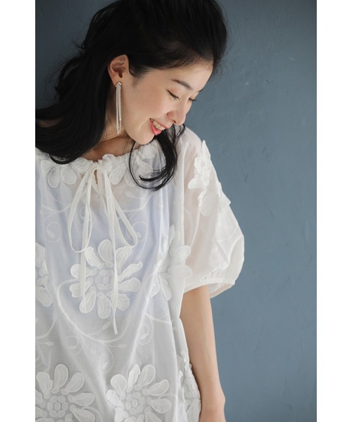 cawaii(カワイイ)の「前後着用2way仕様。花びら浮かぶ刺繍ブラウストップス(シャツ/ブラウス・レディース・ホワイト・FREE)」の14枚目の写真