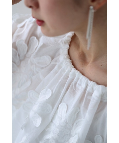 cawaii(カワイイ)の「前後着用2way仕様。花びら浮かぶ刺繍ブラウストップス(シャツ/ブラウス・レディース・ホワイト・FREE)」の16枚目の写真